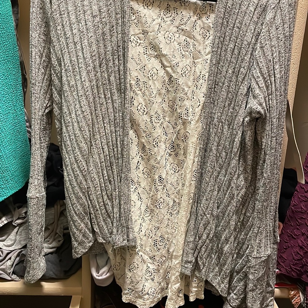 Alya Brand size medium. In great condition. Perfect layering piece!